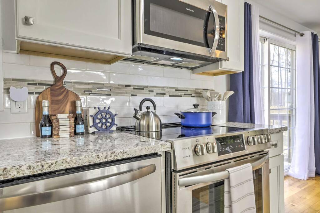 New! Updated Mystic Home W/ Sauna, Hot Tub & Deck Exterior photo